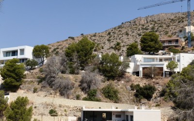 Urban plot with panoramic views.